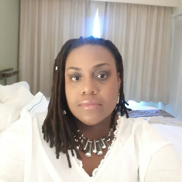 Meet your Posher, Symone - Picture 1 of 1